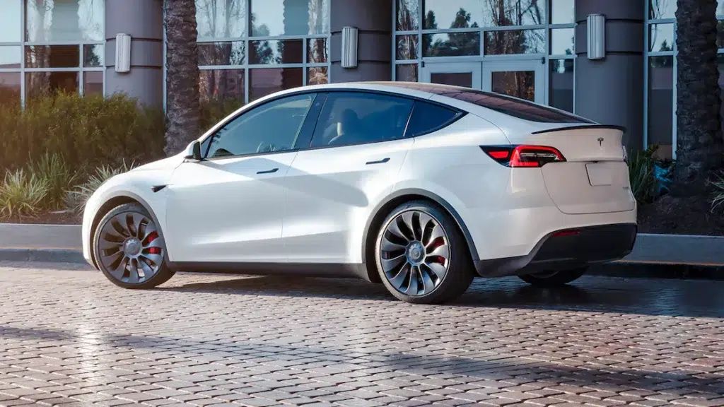2023 Tesla Model Y 10- H-H-Auto